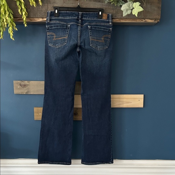 American Eagle Favorite Boyfriend Boot Cut Jeans. EUC. Size 8 - Picture 2 of 16